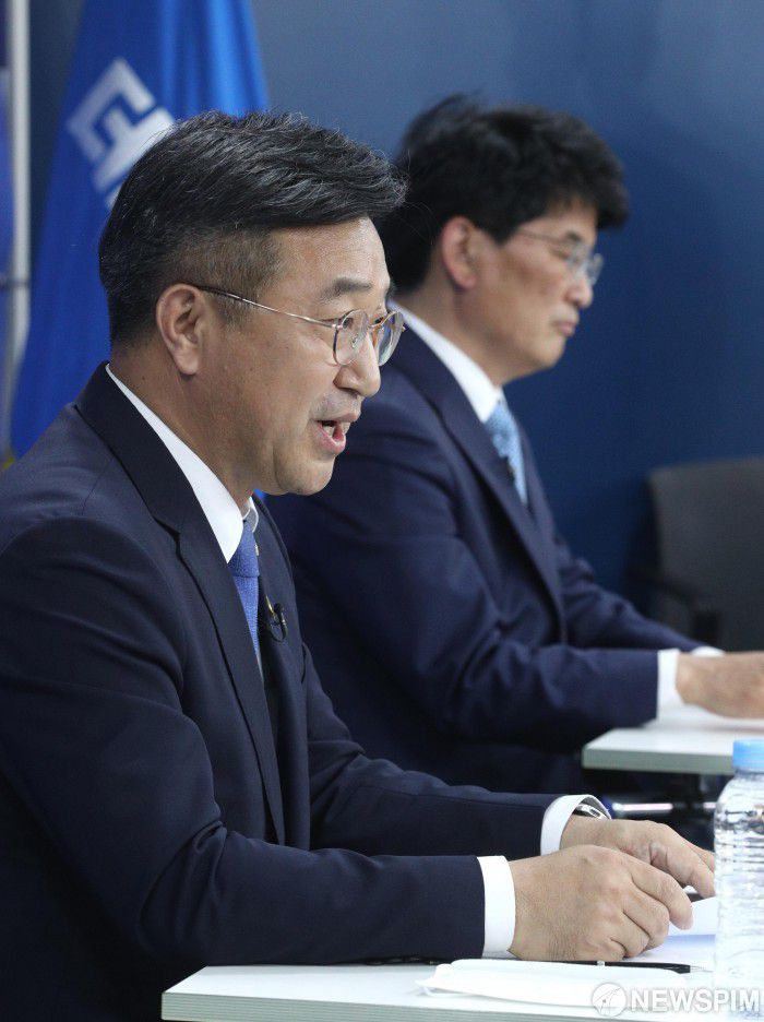 [서울=뉴스핌] 이형석 기자 = 윤호중 더불어민주당 원내대표 후보자가 13일 오후 서울 여의도 더불어민주당사에서 열린 원내대표 후보자 합동토론회에서 기조연설을 하고 있다. 오른쪽은 박완주 후보자. 2021.04.13 leehs@newspim.com