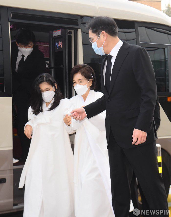 [서울=뉴스핌] 사진공동취재단 = 홍라희 전 리움미술관장, 이재용 삼성전자 부회장, 이부진 호텔신라 사장 등 유족들이 28일 오전 서울 강남구 삼성서울병원 암병원 강당에서 비공개로 열린 고(故) 이건희 삼성그룹 회장의 영결식에 참석하고 있다. 2020.10.28 photo@newspim.com