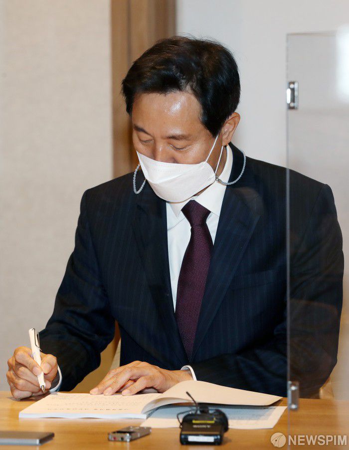 [서울=뉴스핌] 사진공동취재단 = 오세훈 서울시장이 8일 오전 서울시청으로 출근해 사무 인계·인수서에 서명하고 있다. 2021.04.08 photo@newspim.com