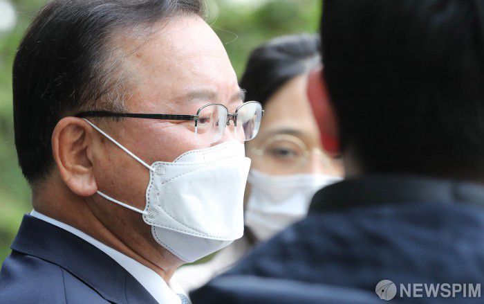 [서울=뉴스핌] 김학선 기자 = 김부겸 국무총리 후보자가 16일 오후 청문회 임시 사무실이 마련된 서울시 종로구 금융연수원 앞에서 소감을 밝힌 후 취재진의 질문에 답하고 있다. 2021.04.16 yooksa@newspim.com