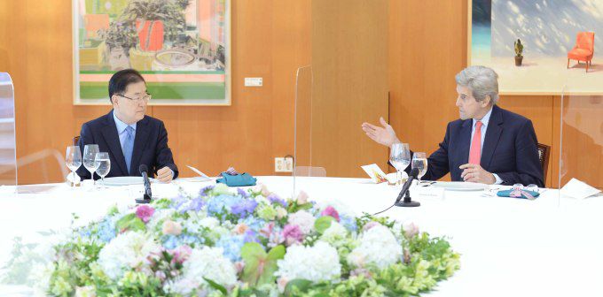 정의용 외교부 장관이 17일 서울 한남동 외교부 장관 공관에서 존 케리 미국 대통령 기후특사와 만찬을 갖고 있다. 2021.04.17 [사진=외교부]