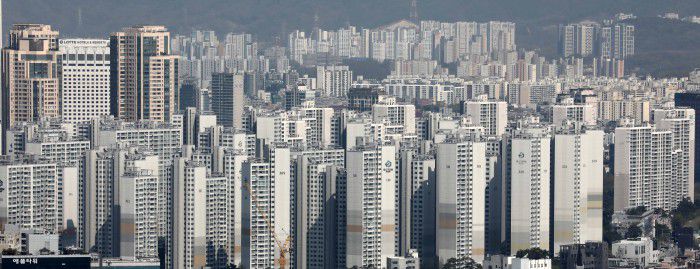 [서울=뉴스핌] 백인혁 기자 = 15일 오후 서울 강남구 파르나스타워에서 바라본 송파구 일대 아파트 단지의 모습. 2021.04.15 dlsgur9757@newspim.com