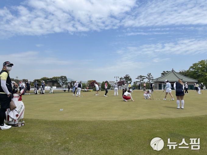 [서울=뉴스핌] 김용석 기자 = 오전(윗쪽 사진)과 오후 급격한 날씨로 인해 그린 색깔이 다르게 보인다. 2021.04.22 fineview@newspim.com