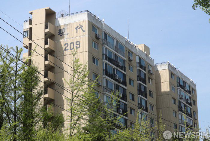 [서울=뉴스핌] 정일구 기자 = 오세훈 서울시장 취임 후 재건축 규제 완화 등 기대감이 커지면서 아파트 신고가 행렬이 이어지고 있다. 지난 13일 국토교통부 실거래가 공개시스템에 따르면 조합 설립 인가를 앞둔 압구정 현대2차 전용면적 160.29㎡는 지난 5일 54억3000만원(8층)에 팔렸다. 지난해 12월 7일 42억5000만원(4층)에 매매된 것과 비교해 약 4개월 만에 11억8천만원 오른 신고가를 기록했다. 사진은 15일 오후 서울 강남구 압구정동 현대아파트 모습. 2021.04.15 mironj19@newspim.com