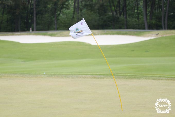 강풍에 휘청이는 5번홀 그린의 깃대. [사진= KLPGA]