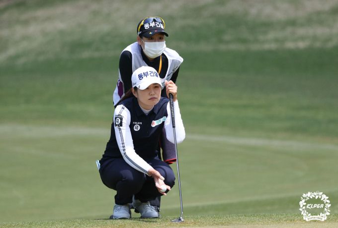 5번홀 그린을 살피는 장수연. [사진= KLPGA]