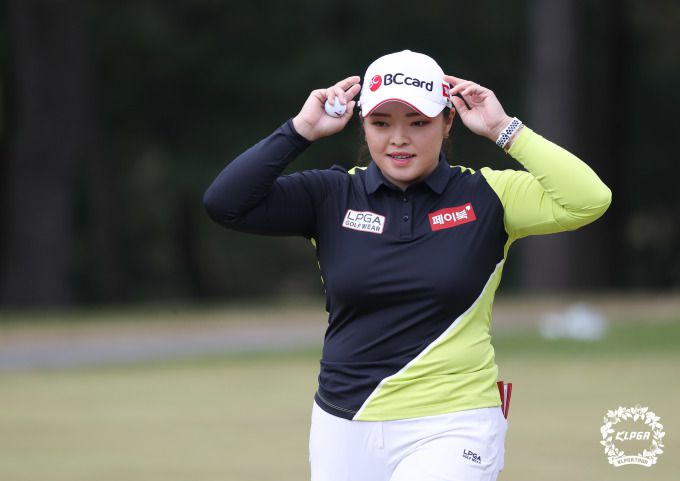 6번홀 버디 성공후 홀아웃하는 장하나. [사진= KLPGA]