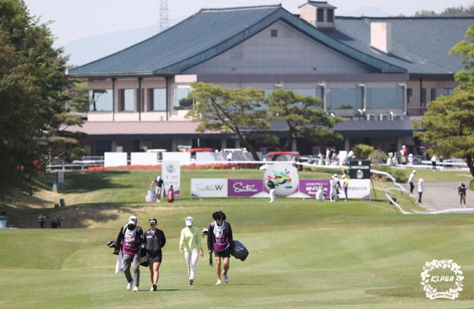 클럽하우스를 배경으로 1번홀 그린 향해  이동하는 선수들. [사진= KLPGA]