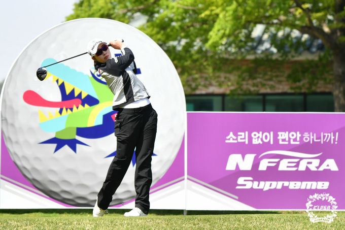 1번홀 티샷한 김유빈. [사진= KLPGA]