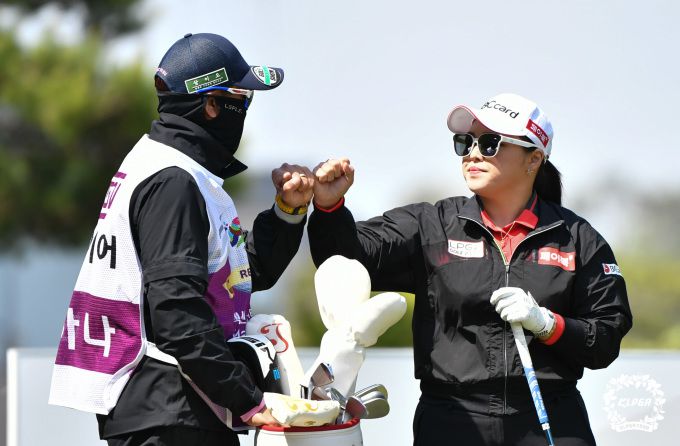 1번홀 출발전 캐디와 화이팅 하는 장하나. [사진= KLPGA]