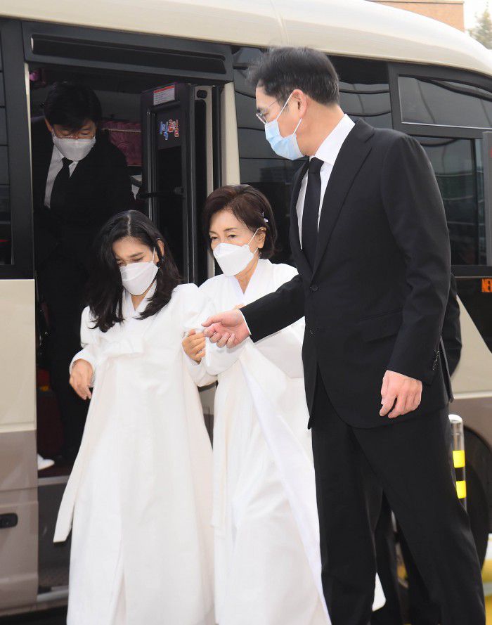 [서울=뉴스핌] 사진공동취재단 = 홍라희 전 리움미술관장, 이재용 삼성전자 부회장, 이부진 호텔신라 사장 등 유족들이 28일 오전 서울 강남구 삼성서울병원 암병원 강당에서 비공개로 열린 고(故) 이건희 삼성그룹 회장의 영결식에 참석하고 있다. 2020.10.28 photo@newspim.com