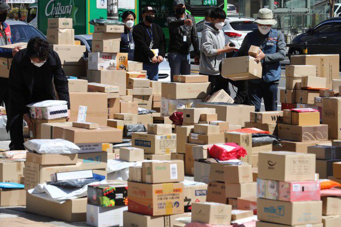 [서울=뉴스핌] 백인혁 기자 = 전국택배노동조합이 14일 오후 서울 강동구 고덕동의 한 아파트 단지 앞에 개별 배송이 중단된 택배상자들을 정리하고 있다. 2021.04.14 dlsgur9757@newspim.com