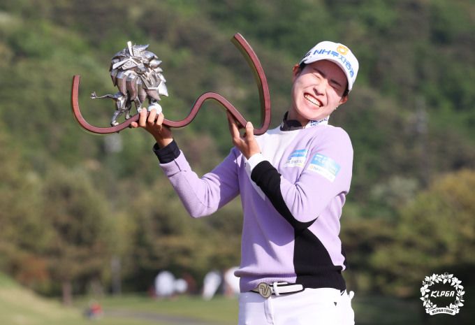 우승 트로피를 들고 포즈를 취하는 박민지. [사진= KLPGA]