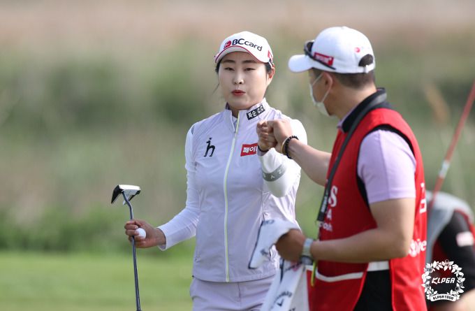 첫날 1타차 2위를 한 김우정과 골프백을 멘 친오빠가 버디를 기뻐하는 모습. [사진= KLPGA]