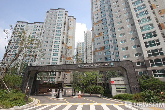 마포구 아현동 마포래미안푸르지오 3단지 1층 59.91㎡는 지난달 20억원에 거래되며 주변 시세를 견인하고 있다.[사진=유명환 기자]