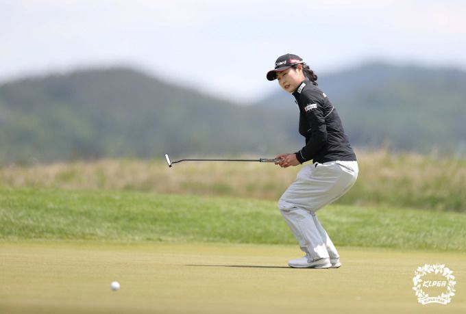 버디를 놓친 후 아쉬워하는 김우정. [사진= KLPGA]