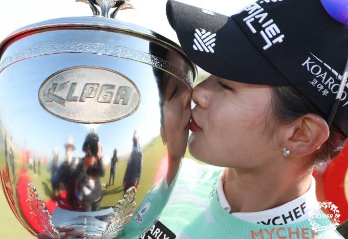 트로피에 입을 맞추는 박현경. [사진= KLPGA]