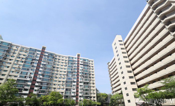 [서울=뉴스핌] 정일구 기자 = 오세훈 서울시장 취임 후 재건축 규제 완화 등 기대감이 커지면서 아파트 신고가 행렬이 이어지고 있다. 지난 13일 국토교통부 실거래가 공개시스템에 따르면 조합 설립 인가를 앞둔 압구정 현대2차 전용면적 160.29㎡는 지난 5일 54억3000만원(8층)에 팔렸다. 지난해 12월 7일 42억5000만원(4층)에 매매된 것과 비교해 약 4개월 만에 11억8천만원 오른 신고가를 기록했다. 사진은 15일 오후 서울 강남구 압구정동 현대아파트 모습. 2021.04.15 mironj19@newspim.com