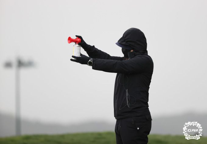 혼을 눌러 경기 재개를  알리는 김지숙 경기위원. [사진= KLPGA]