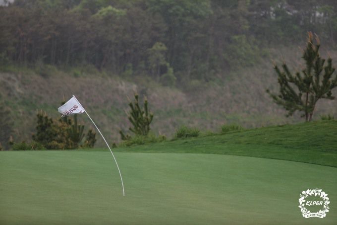 강풍에 깃대가 심하게 흔들리는 교촌 허니레이디스 오픈 첫날 10번홀 그린. [사진= KLPGA]