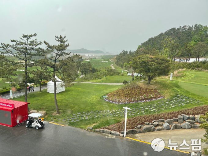 [대부도=뉴스핌] 김용석 기자 = 왼쪽에 흐릿한 부분은 빗방울. 한때 많은 비가 내렸다가 멈춘 교촌오픈 대회장 그린. 2021.05.07 fineview@newspim.com