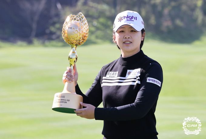 데뷔 11년만에 첫 우승컵을 안은 곽보미. [사진= KLPGA]