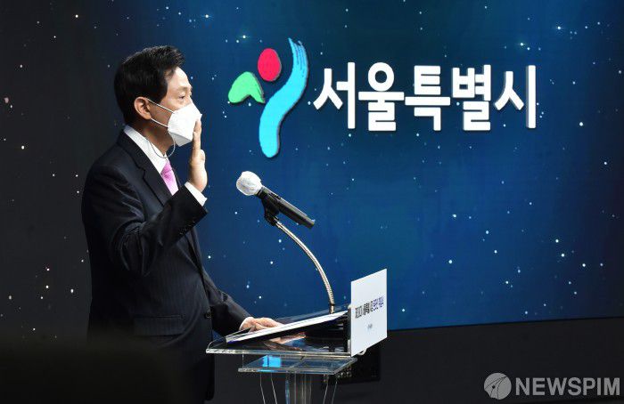 [서울=뉴스핌] 사진공동취재단 = 오세훈 시장이 22일 서울 중구 을지로 DDP 화상스튜디오 '서울-온'에서 열린 제38대 서울특별시장 온라인 취임식에 참석, 취임 선서를 하고 있다. 이날 취임식은 오 시장을 포함 김인호 서울특별시의회의장, 조희연 서울특별시교육감, 이동진 구청장협의회장 등이 참석 가운데 코로나19 상황을 고려 동대문디자인플라자(DDP) 내 새로 개관한 화상스튜디오 '서울-온'에서 비대면 온라인 방식으로 진행됐다. 2021.04.22 photo@newspim.com