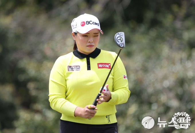 지난 주 대회를 건너 뛴후 시즌 첫승을 정조준한 장하나. [사진= KLPGA]