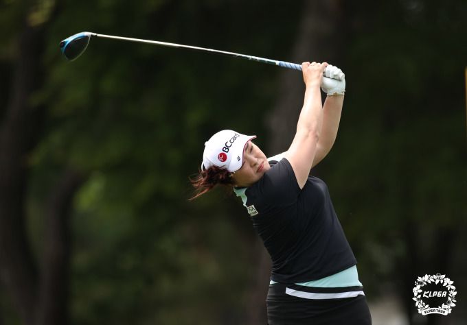 1번홀에서 티샷하는 장하나. [사진= KLPGA]