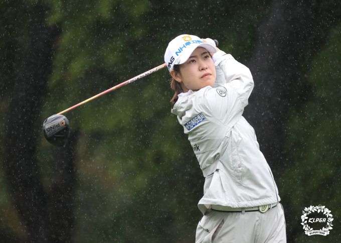 박민지는 3주만에 트로피 수집에 성공, 가장 빨리 시즌 2승을 이룬 선수가 됐다. [사진= KLPGA]