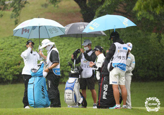 비가 오는 가운데 대회를 치른 선수들. [사진= KLPGA]