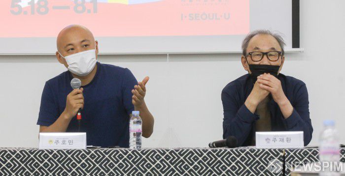 [서울=뉴스핌] 최상수 기자 = 웹툰작가 주호민이 17일 오전 서울 중구 서울시립미술관에서 열린 '호민과 재환'전 기자간담회에서 취재진의 질문에 답변하고 있다. 전시 '호민과 재환'은 미술과 웹툰이라는 각기 다른 영역에서 활동 중인 주재환과 주호민 부자의 2인전으로 서로가 공유하는 타고난 이야기꾼으로서의 면모가 세대를 거쳐 어떻게 진화하고 발현되는지를 다각적으로 살펴보는 전시이다. 2021.05.17 kilroy023@newspim.com