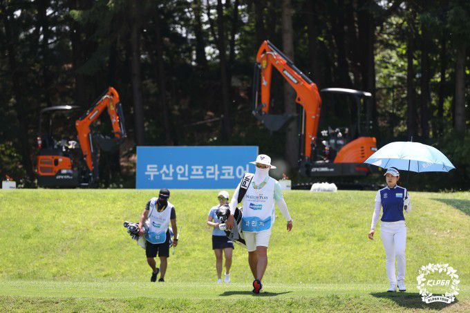 2021두산매치플레이 챔피언십 1R  3번홀 그린으로 이동하는 홍란과 박민지. [사진= KLPGA]