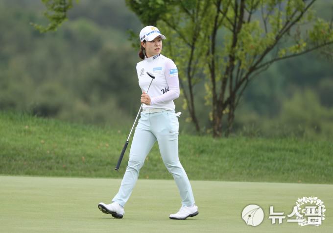 4번홀 그린을 파악중인 박민지. [사진= KLPGA]