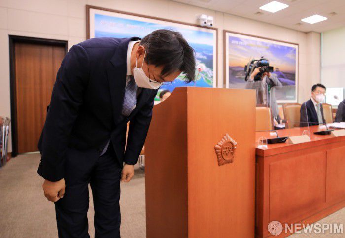 [서울=뉴스핌] 이형석 기자 = 김현준 신임 한국토지주택공사(LH) 사장이 27일 오전 서울 여의도 국회에서 열린 제386회 국회(임시회) 국토교통위 전체회의에서 'LH 투기 사태'와 관련해 허리숙여 사과하고 있다. 2021.04.27 leehs@newspim.com