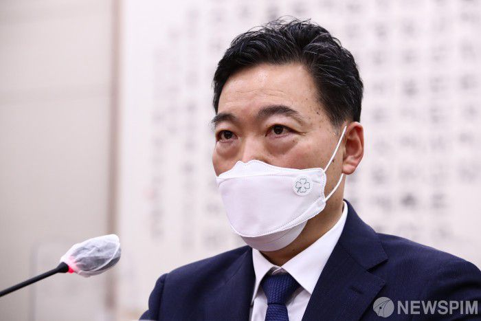 [서울=뉴스핌] 최상수 기자 = 김오수 검찰총장 후보자가 26일 국회 법제사법위원회에서 열린 인사청문회에서 의원들의 질문에 답변하고 있다. 2021.05.26 kilroy023@newspim.com