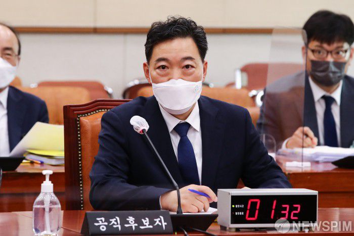 [서울=뉴스핌] 최상수 기자 = 김오수 검찰총장 후보자가 26일 국회 법제사법위원회에서 열린 인사청문회에서 의원들의 질문에 답변하고 있다. 2021.05.26 kilroy023@newspim.com