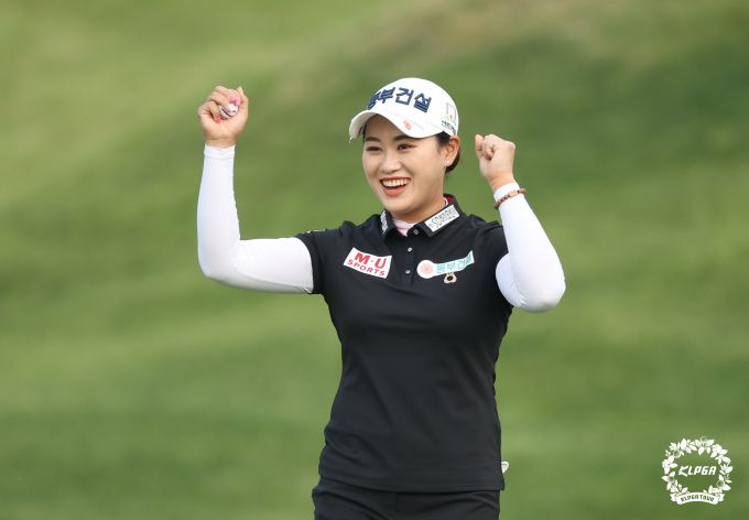 9번홀에서 버디를 한 후 두 손을 치켜든 지한솔. [사진= KLPGA]