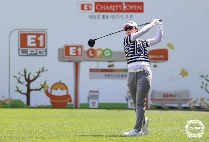 E1 채리티 오픈 2라운드 18번홀에서 티샷하는 안나린. [사진= KLPGA]