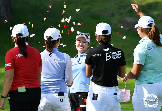 동료들에게 축하를 받는 지한솔. [사진= KLPGA]