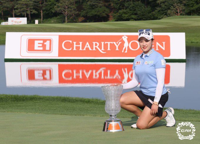 우승 트로피와 함께 포즈를 취한 지한솔. [사진= KLPGA]