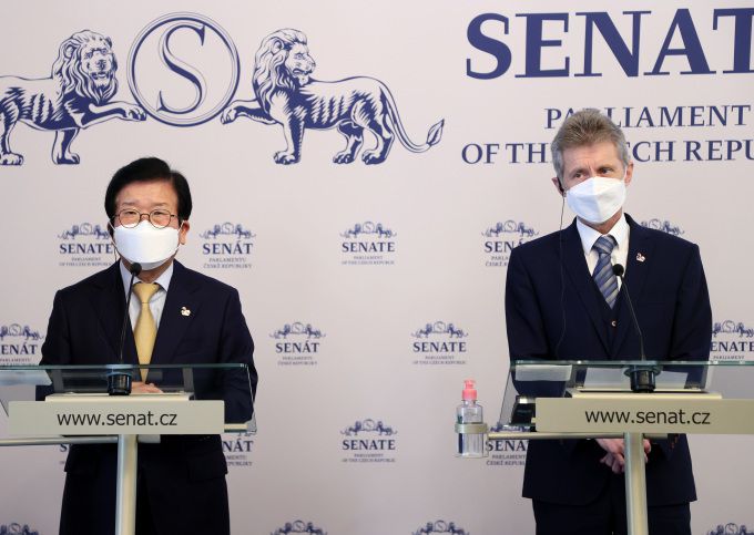 [사진=국회 제공] 박병석 국회의장과 밀로시 비스트라칠 체코 상원의장이 28일 체코 프라하 상원의사당에서 기자회견을 열고 회담 성과를 밝혔다. 2021.05.28