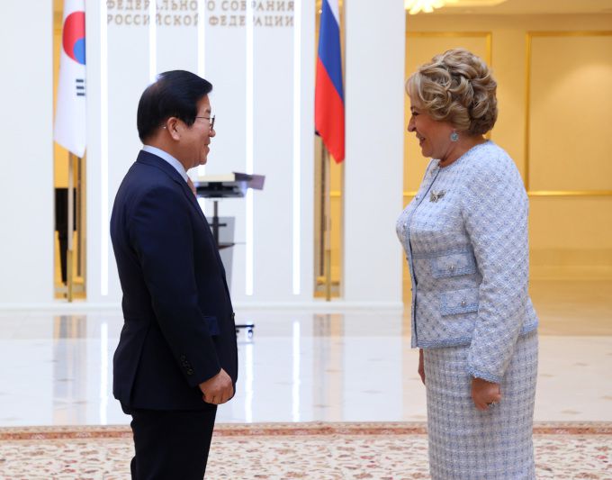 [사진=국회 제공] 박병석 국회의장과 발린티나 마트비옌코 러시아 상원의장이 25일(현지시간) 오후 러시아 상원의사당에서 만나 백신협력과 남북관계에 대한 의견을 나눴다. 2021.05.25