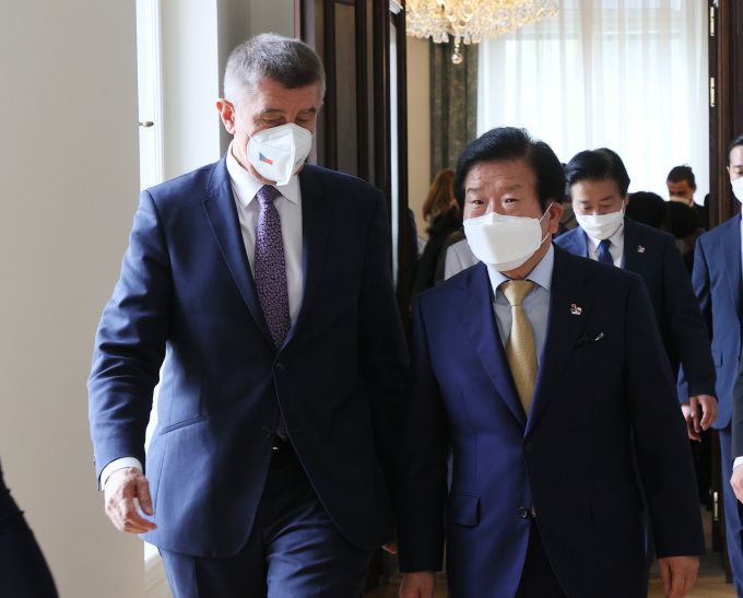 [사진=국회 제공] 안드레이 바비시 체코 국무총리(왼쪽)와 박병석 국회의장이 28일 체코 프라하 총리집무실에서 만나 면담을 진행했다. 2021.05.28