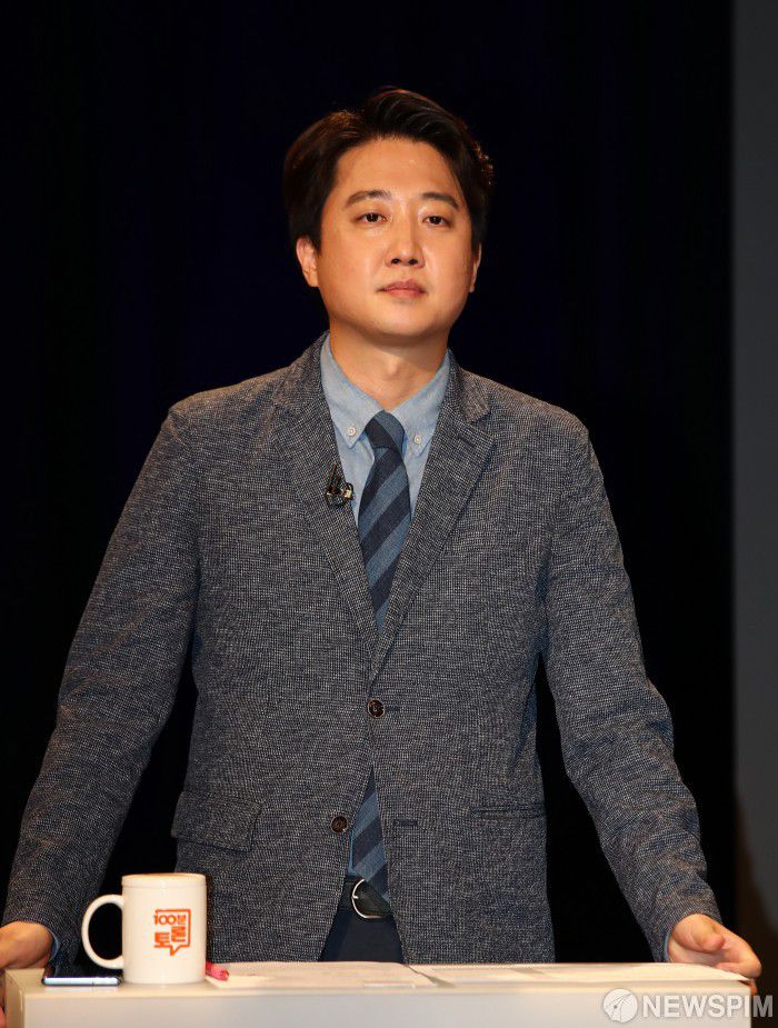 [서울=뉴스핌] 국회사진취재단 = 국민의힘 이준석 당대표 후보가 31일 밤 서울 상암 MBC스튜디오에서 열린 100분토론회에 참석해 있다. 2021.05.31 photo@newspim.com