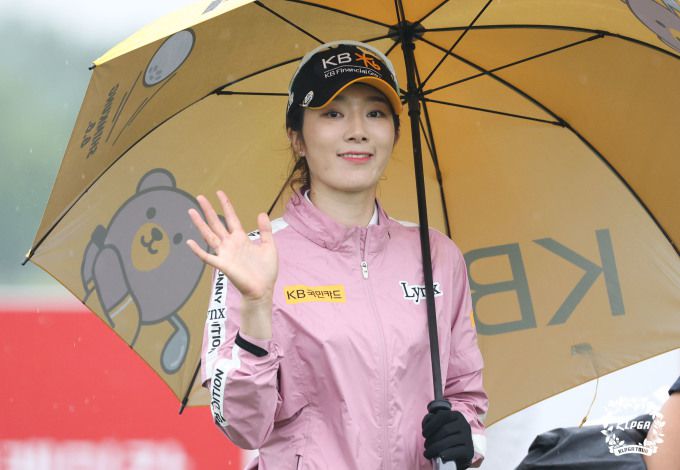 첫날 선두를 차지한 안송이. [사진= KLPGA]