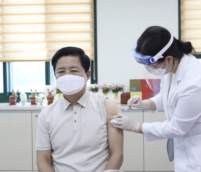 4일 아스트라제네카 백신 접종받는 장석웅 전남도교육감 [사진=전남교육청] 2021.06.04 ej7648@newspim.com