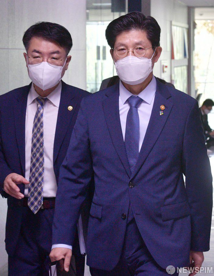 [서울=뉴스핌] 이형석 기자 = 노형욱 국토부 장관이 2일 국회에서 열린 'LH개혁방안 당정협의'에 참석하고 있다. 2021.06.02 leehs@newspim.com