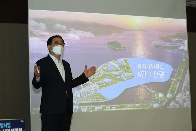 허성무 창원시장이 서울 63컨벤션센터에서 마산해양신도시 개발 방향과 관련해 설명하고 있다.[사진=창원시]2021.06.10 news2349@newspim.com
