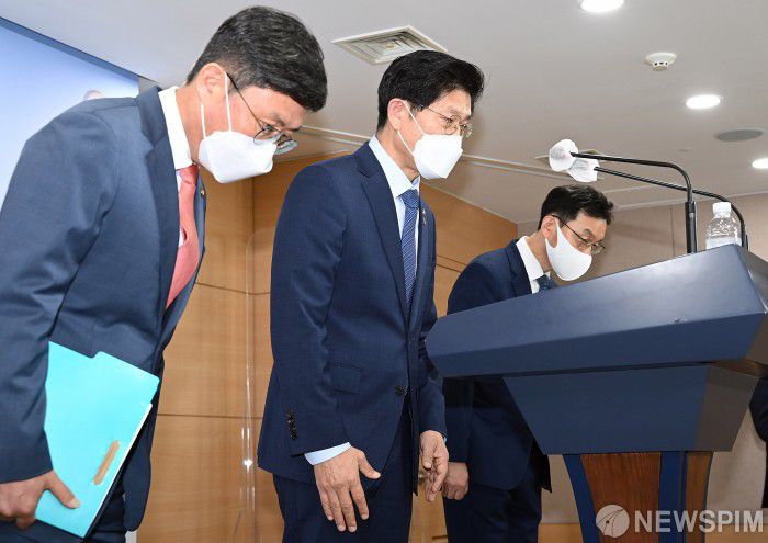 [서울=뉴스핌] 김학선 기자 = 노형욱 국토교통부 장관이 7일 서울 종로구 정부서울청사에서 '한국토지주택공사(LH) 혁신방안' 관계부처 합동 브리핑을 하며 LH 투기 사태에 대해 고개 숙여 사과하고 있다. 왼쪽부터 안도걸 기획재정부 2차관, 노형욱 장관, 윤창렬 국무조정실 국무2차장. 2021.06.07 yooksa@newspim.com